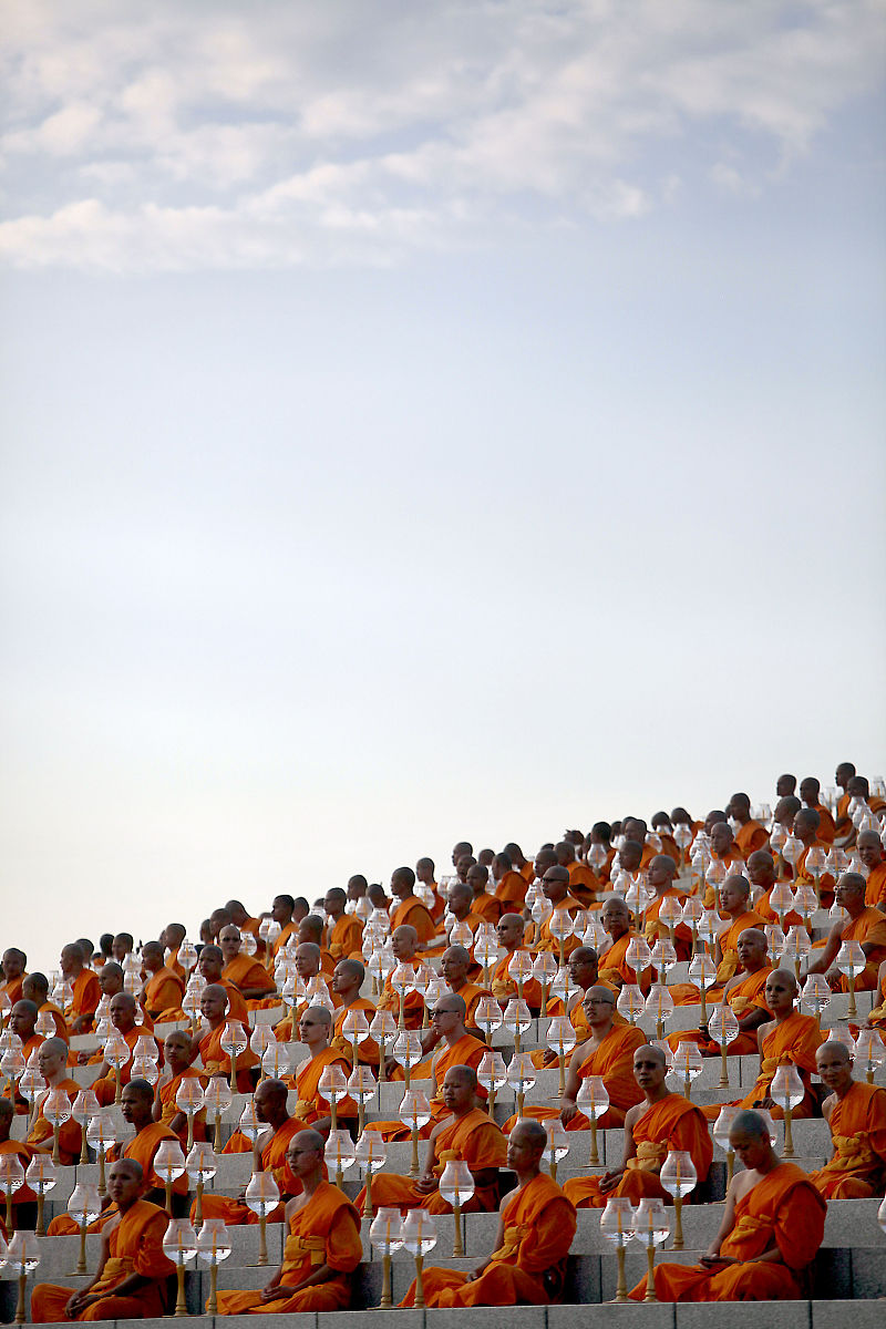 2012年3月7日,泰国巴吞他尼府,数千名僧侣坐在灯烛旁诵经,庆祝万佛节.
