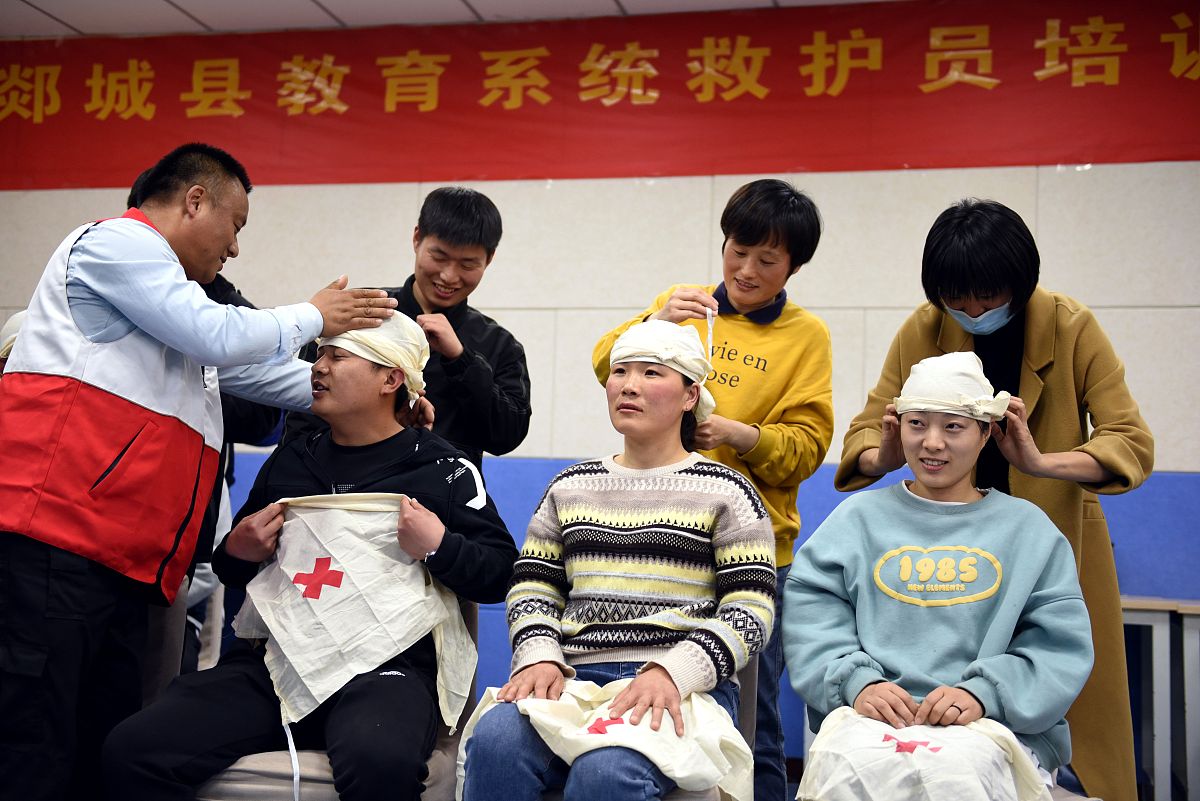 你是一名初二的学生因为从学物理以来状态都不是很好而且还被发现抄作业被老师罚写1000字检讨你现在写了600字还剩400字但已经结尾了后面400字该如何写？