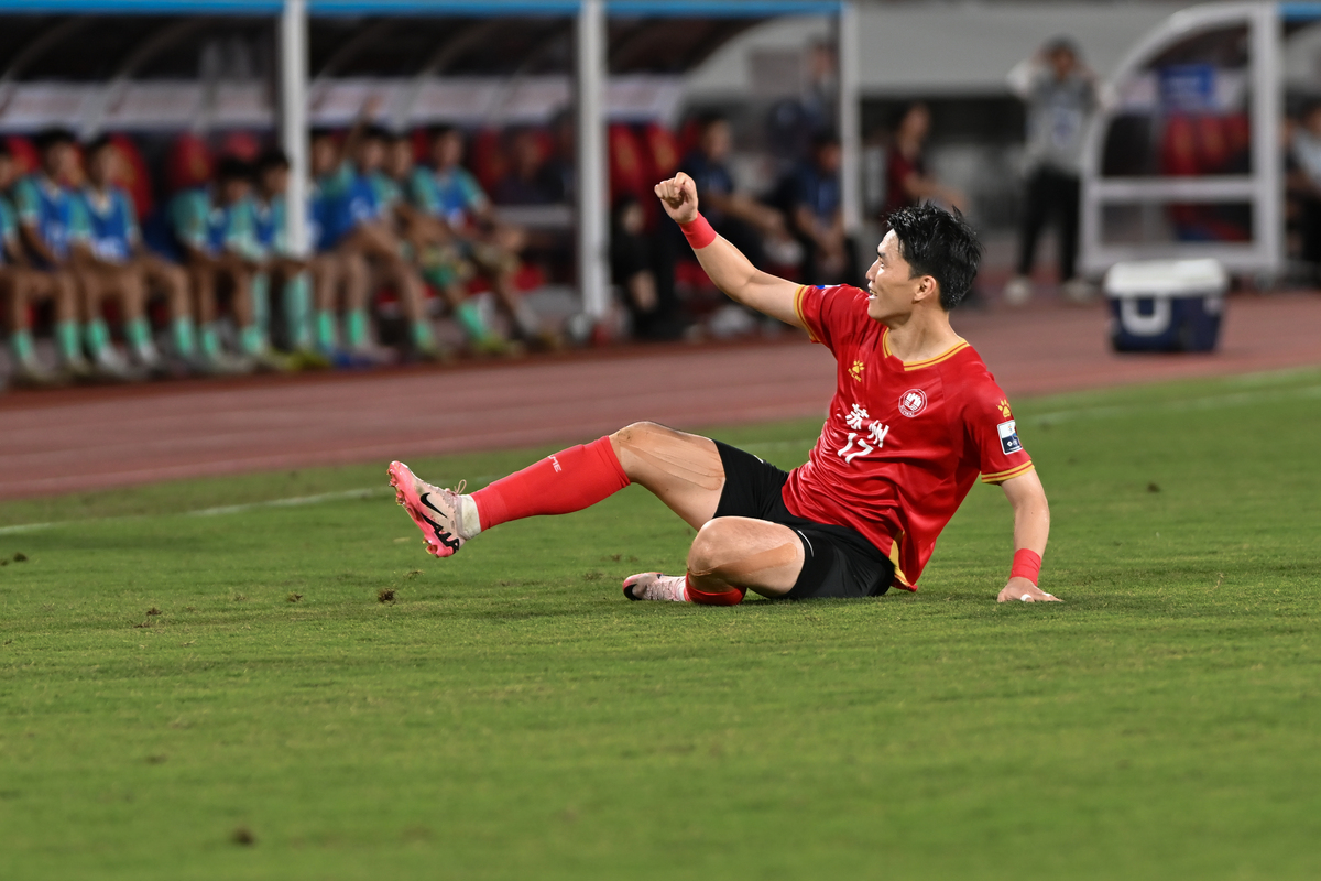 致敬杨旭：绿茵场上的传奇诗篇