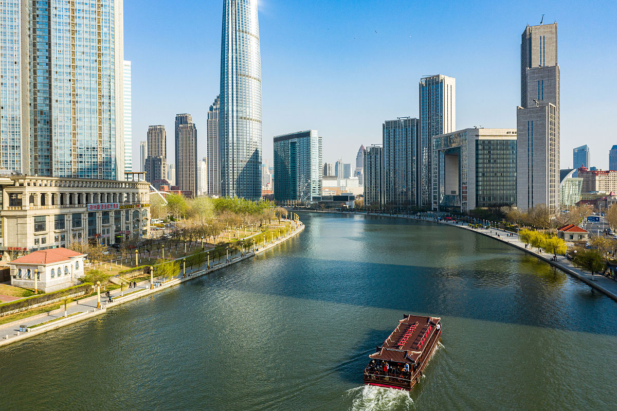 2021年3月24日,天津,海河游船成为春日里的一道亮丽风景.