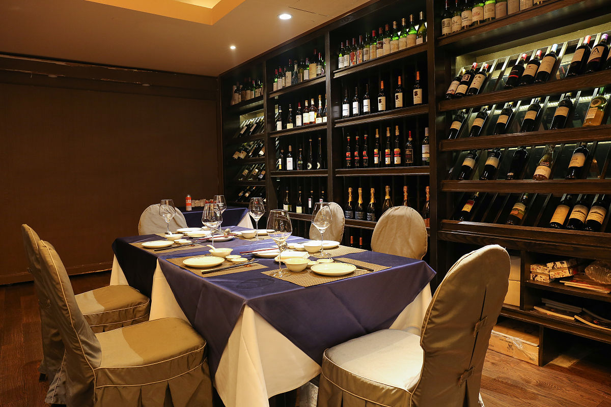 Alcoholic beverages may be sold in all the hotels pubs or wine merchants’ in theUK请判断正误