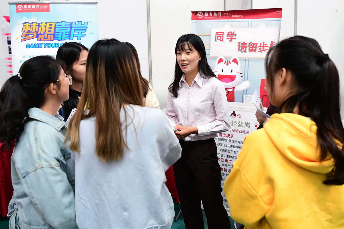 请优化以下内容使之有逻辑、能看懂：七、活动内容1新员工自我介绍：简短的自我介绍30s+抽签回答一个有趣的问题和专业挂钩或和员工领导之间有关需提前准备问题供抽签使用2互动游戏：每组每轮派出3人作为作画者出战领导可以加入某一组参与画画作画者抽签拿到一句古诗根据古诗开始合作画画限时1分钟小组内其他成员根据画作猜古诗句竞技得分3新员工个人展示节目：新员工选择一项作品或才艺展示范围涵盖个人偏绘画、设计的代表