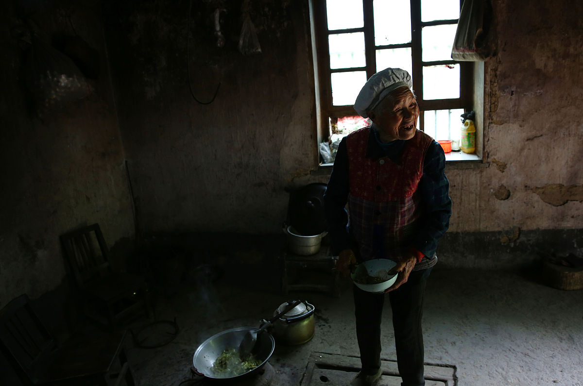 解决老年人吃饭难题，共建温情养老社区