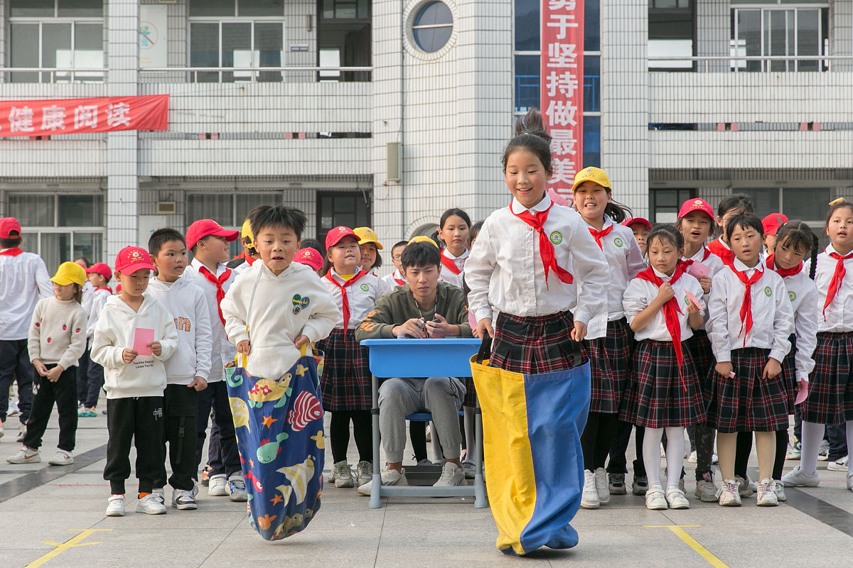 2021年11月01日,江苏如皋,城南街道城南小学学生体育艺术节上参加袋鼠