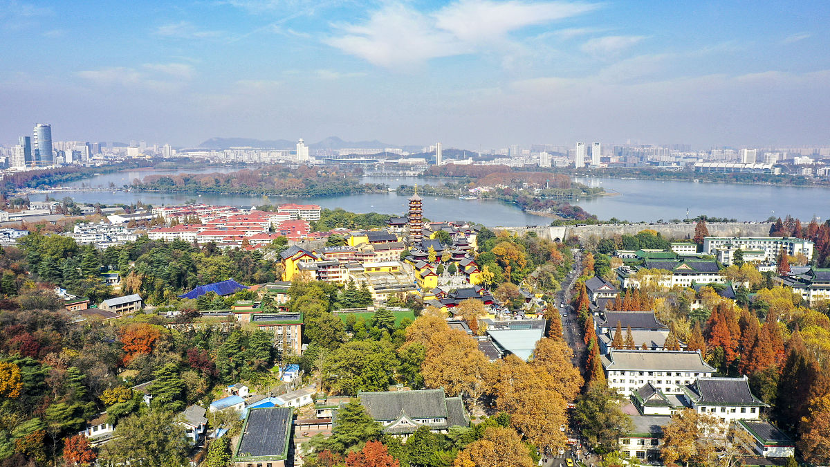 2021年12月4日,南京,航拍东南大学,植物色彩斑澜,与校园建筑相互辉映.