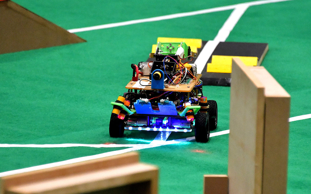 韩卓定EV3编程课堂表现优秀：F1赛车搭建与循环模块应用