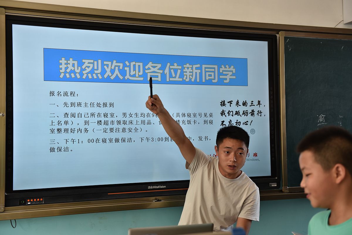 2014年国庆节后小强随进城务工的爸爸来到城里转学到了一个校风很好的学校就读一段时间后爸爸惊喜地发现在老师的教育和同学们的感染下小强的粗话、脏话没了见人有礼貌了放学后还能主动帮他做一些力所能及的家务。小强的变化说明了 A 良好的班集体有利于提高我们的学习成绩B 良好的班集体有利于培养我们的兴趣、爱好发展我们的特长C 良好的班集体有利于陶冶我们的情操培育我们的品格D 只有城里的学校才能培养出