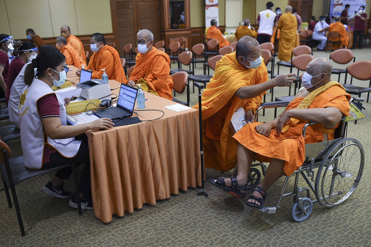 当地时间2021年5月18日,泰国首都曼谷,僧侣接种中国新冠疫苗.thai bud