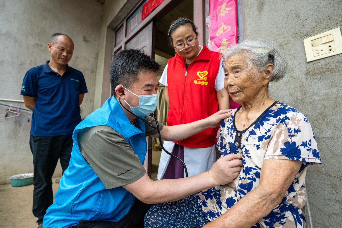 志愿者领衔人带领团队热心公益事业 为养老院、社区老年人提供免费理发 疫情期间在社区自愿报名担任疫情防控志愿者
