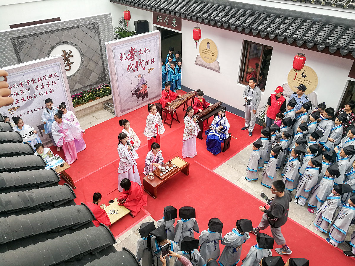 2018年10月13日,浙江省舟山市展茅干施岙,孩童们正在学习国学与"五匠"