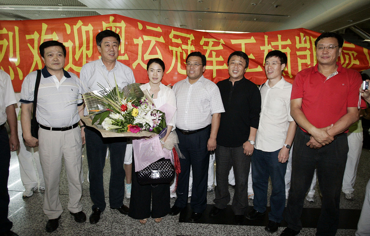 2008年9月7日,沈阳桃仙机场,奥运冠军王楠和老公郭斌奥运会后首次回乡