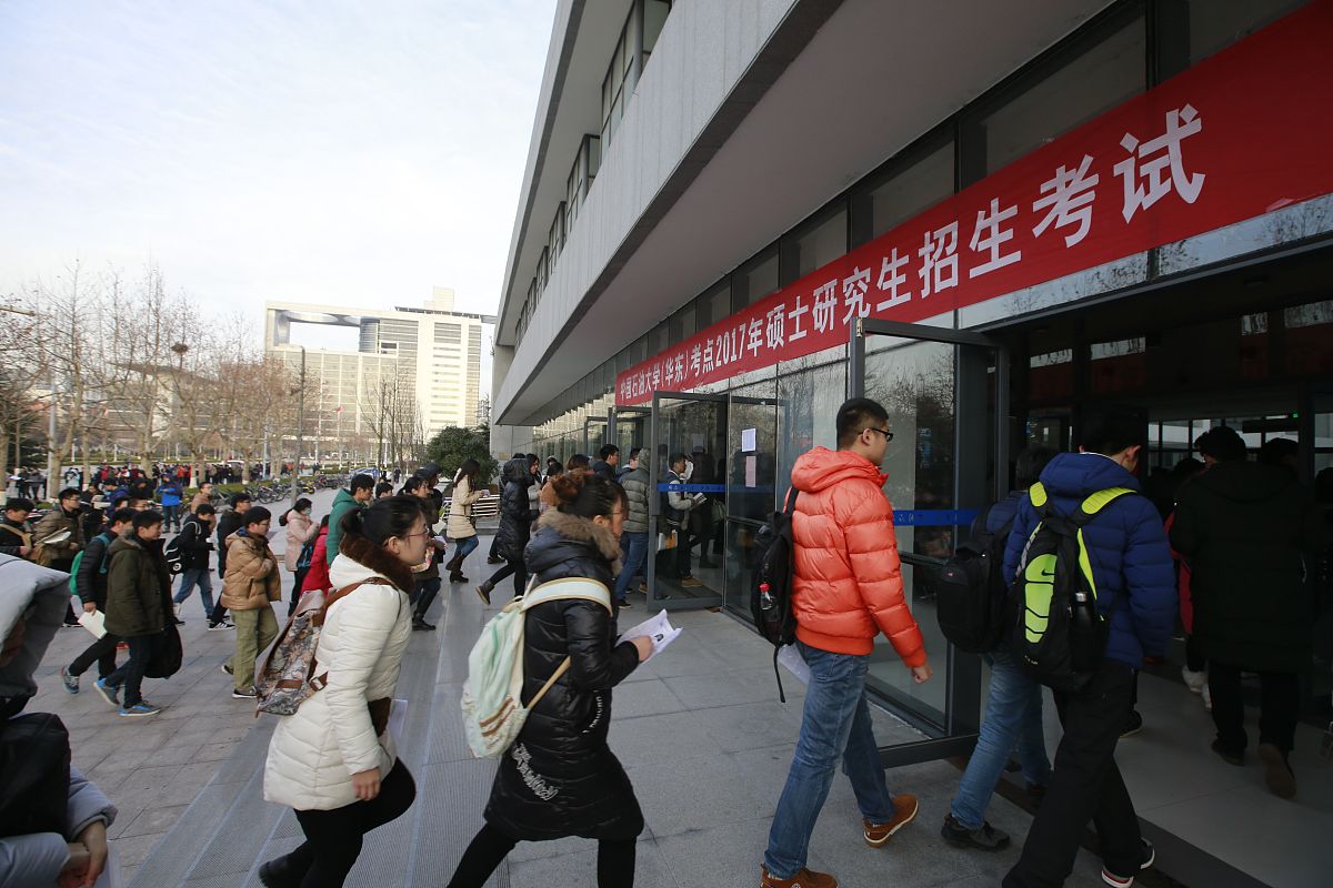 一随着教育事业的发展华东大学招生人数逐年增加到1999年在校人数已达4000人。但是市教委仍然按照3500人的规模拨付教育经费因而学校年经费缺口达150万元。为保证学校教育和其他各项工作的正常进行学校要求市教委从当年起按实际在校学生人数计算包干经费并一次性增补教育经费200万元用于购置必要的教学设备。二请根据以上请示代市教委拟写一份批复。日期自拟