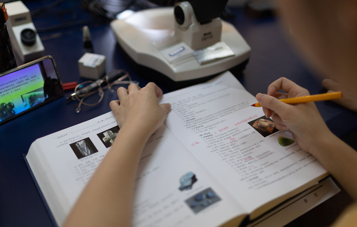 2021年6月4日,成都理工大学宝石鉴定课.(如若下载使用,请务必署名:红