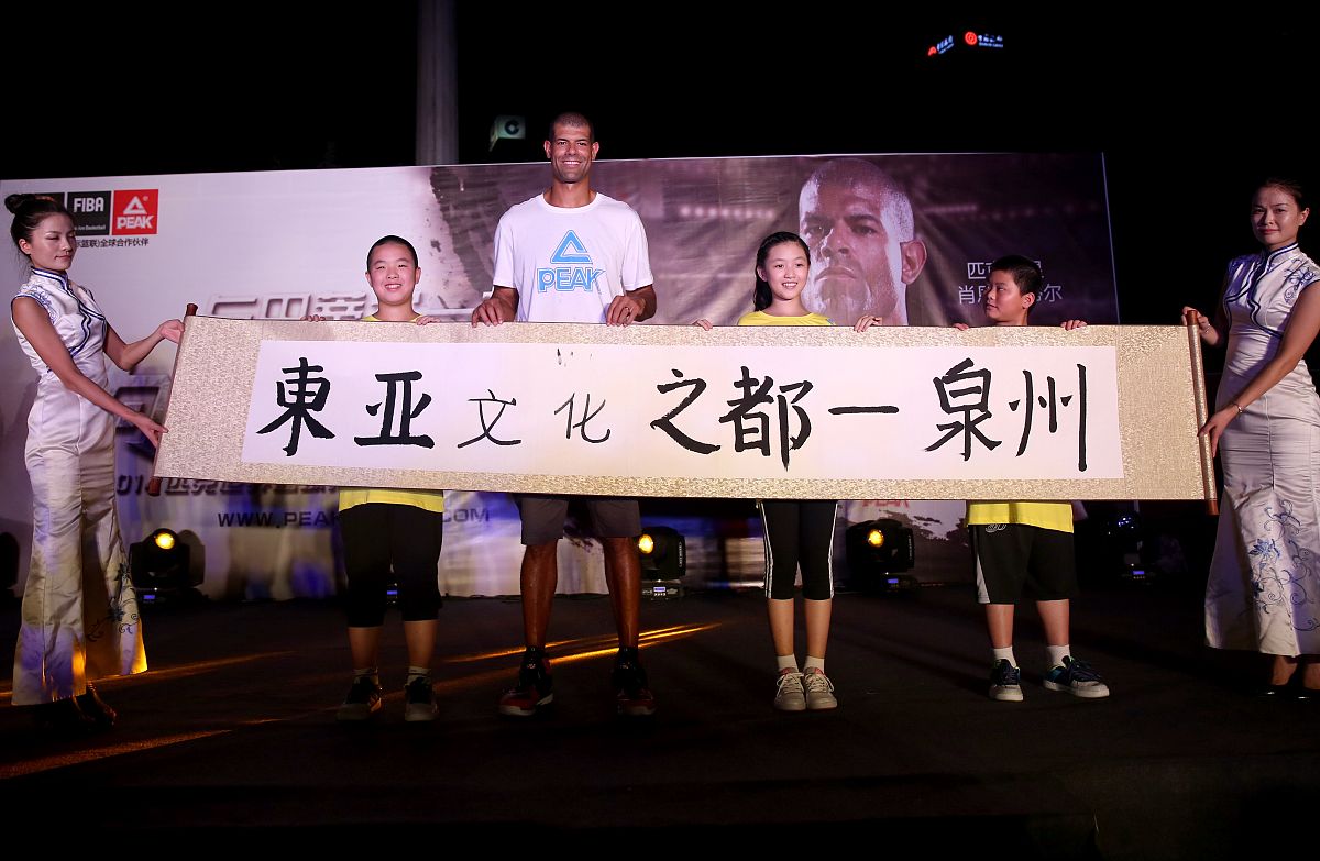 2014年8月28日,福建泉州,巴蒂尔中国行抵达福建,受球迷热捧现场秀书法