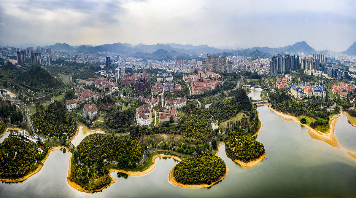 2021年3月13日,广东省东莞市,松山湖高新技术开发区花开满园.