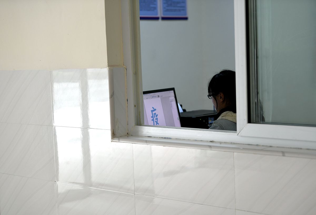 写一篇关于幼儿入园前家庭准备过程中家长对入园准备的重要性认知不足的问题分析。