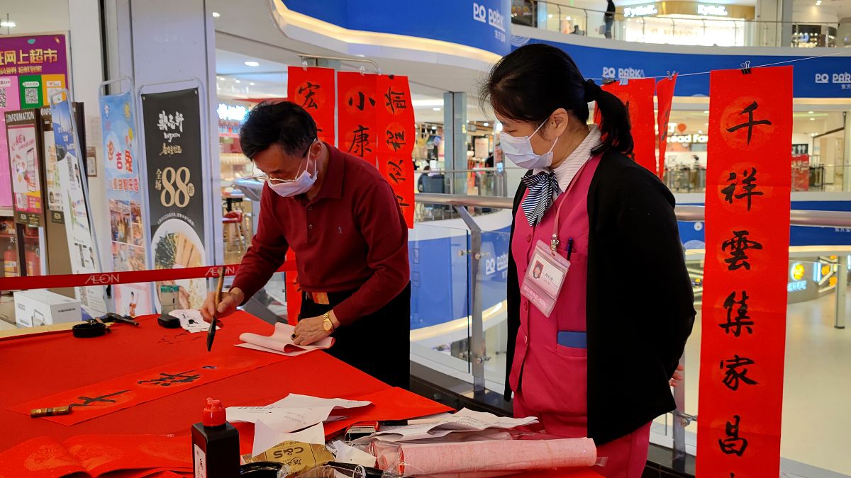 2021年1月30日,广东省广州市,市民在位于广州东站的东方宝泰购物广场