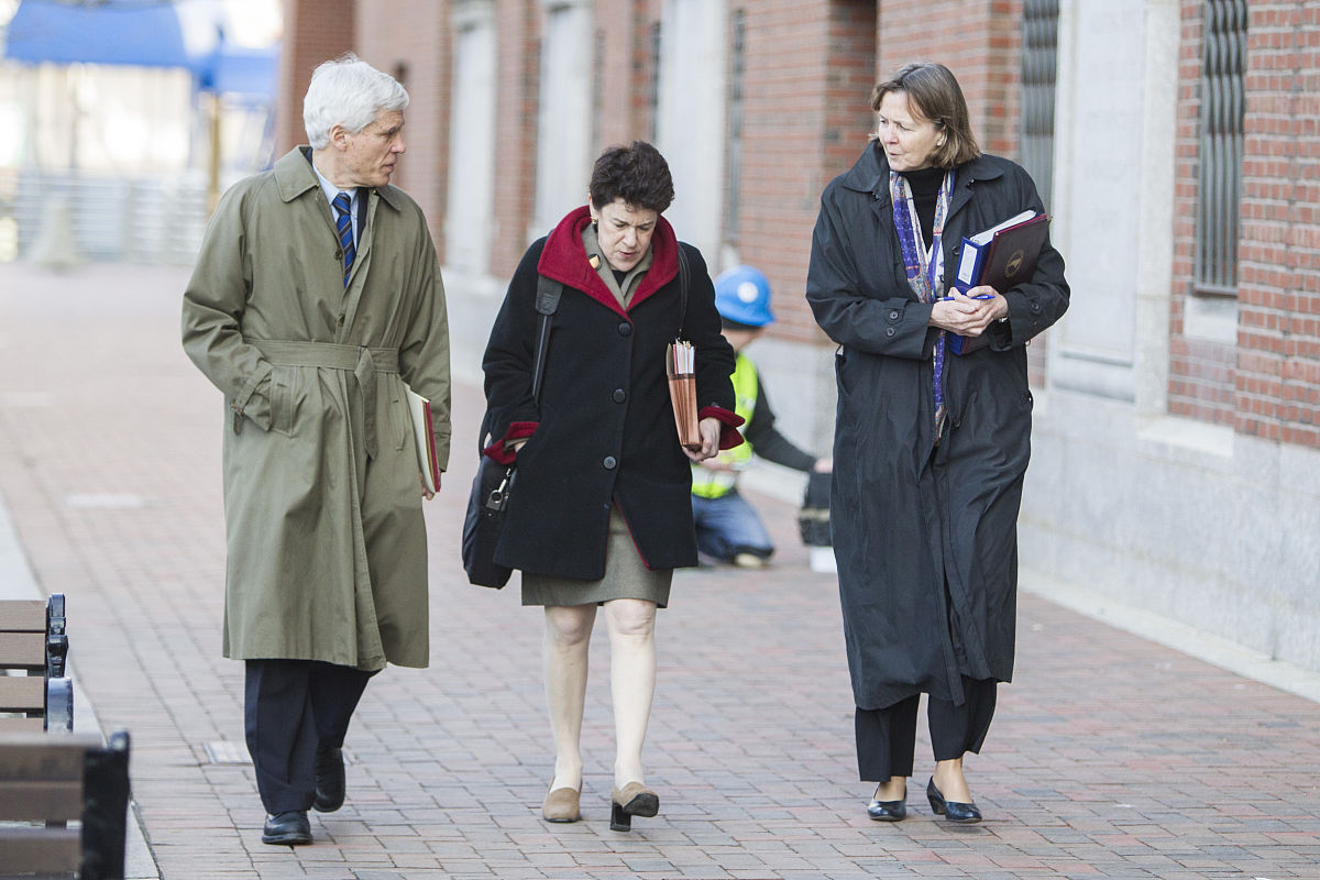 刑事案件律师选择指南：如何找到最适合您的刑事辩护团队？