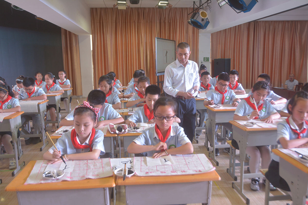 2019年6月3日,江苏省盐城市大丰区人民路小学,书法公开课现上,学生在