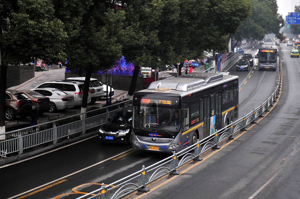 中国BRT：快速公交系统发展现状、优势与挑战