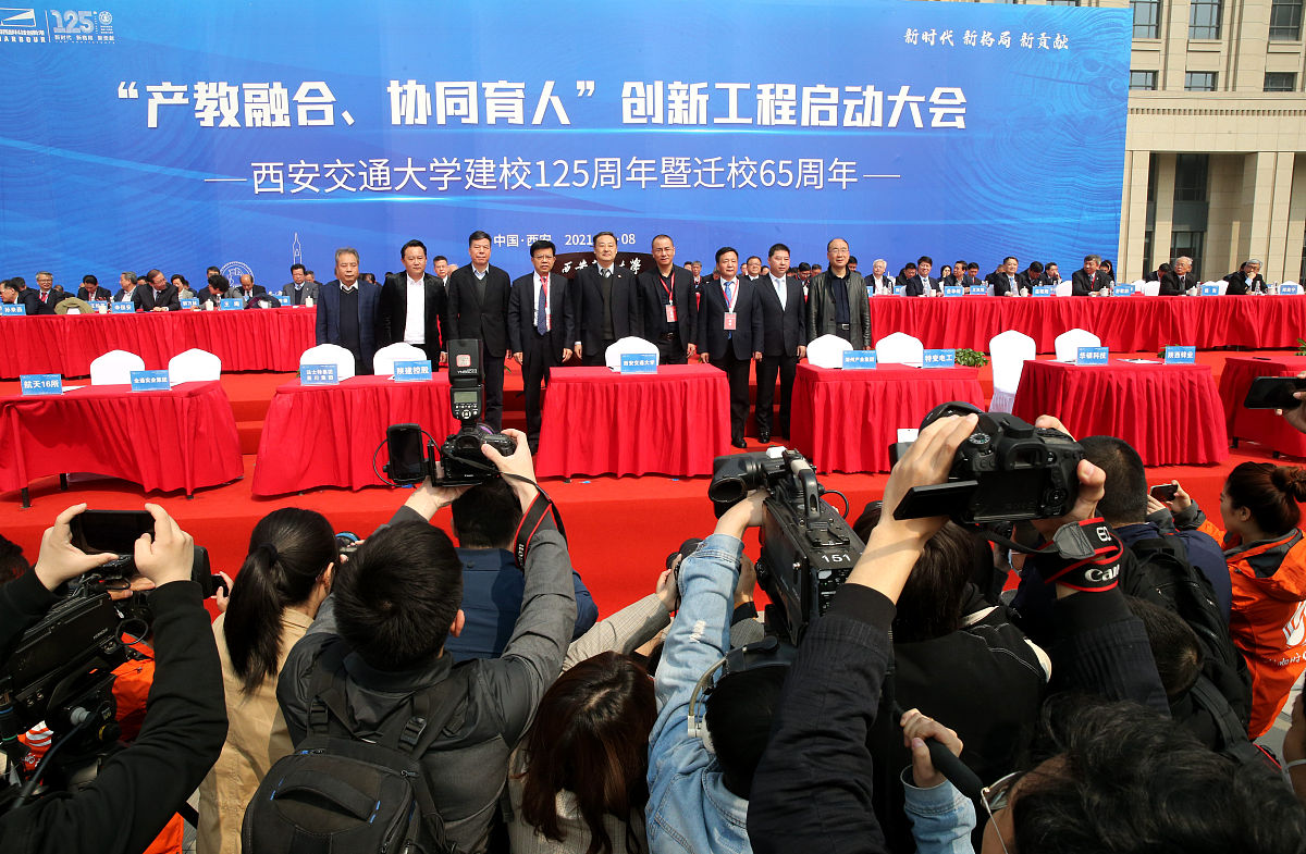 写一篇中国联通公司伊犁哈萨克自治州分公司通过调整组织架构，完善会计集中核算制度的具体安排。