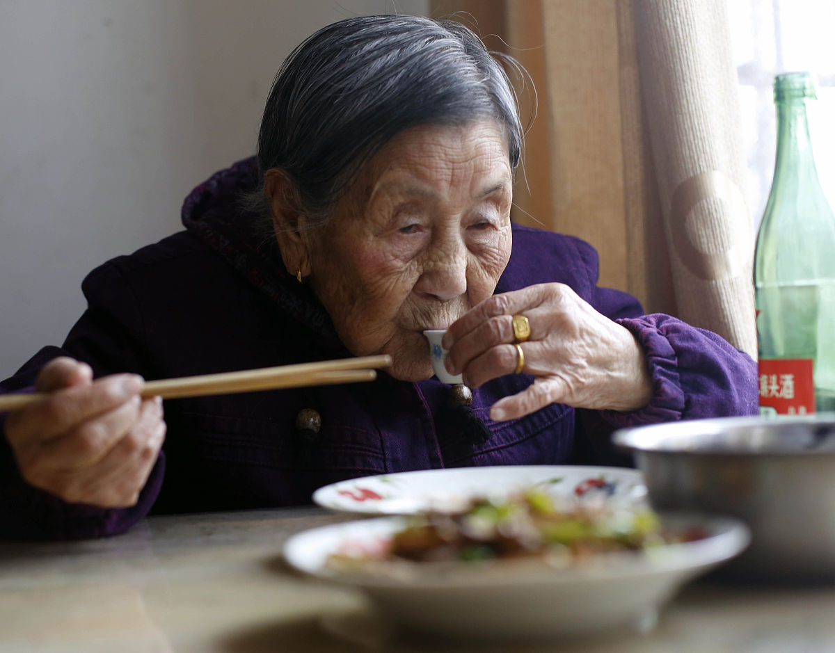 这只饭盒，曾经洁白无瑕
如今已渐渐泛黄
它见证了我上学时光的温馨记忆

那时，爷爷总是早早地起床
为我准备好丰盛的饭菜
装进这只饭盒里
让我带到学校享用

周末时，爷爷还会耐心地教我做菜
手撕鸡、苦瓜炒牛肉、白萝卜鲫鱼汤......
这些菜肴如同珍珠般串联起我们的亲情

文艺点的说法