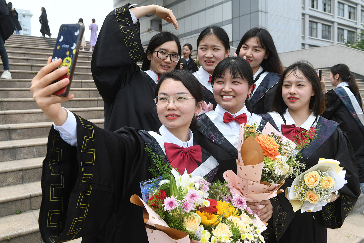 江西中学毕业五年后的大专生活：职场挑战与成长