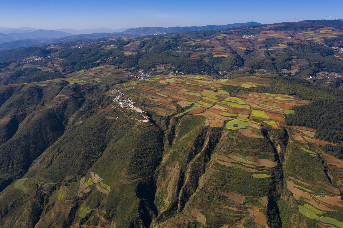 2020年11月26日,昆明,东川红土地和农作物组成的色块色彩斑斓,在蓝天