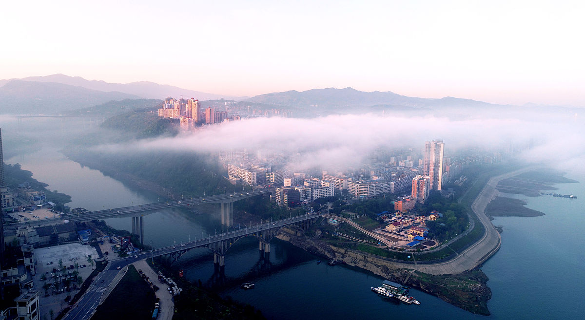 2018年4月3日,重庆丰都长江航段上空太阳照耀在云团和城市,一幅美丽的