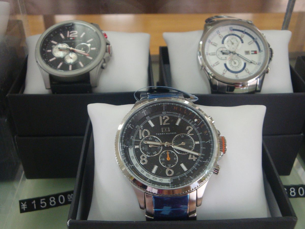 2011年12月20日,海口免税店货架上的手表.+++_+++海南,海口,离岛免税,