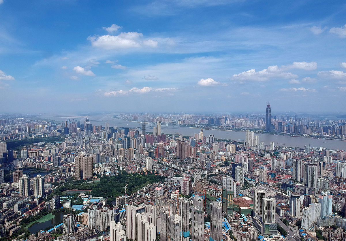2018年6月26日,武汉长江主轴,蓝天白云下的城市风光.