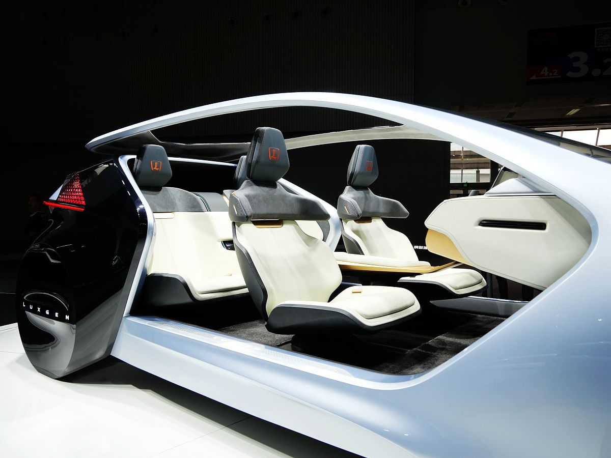 写一篇汽车只能座舱的前景分析文档