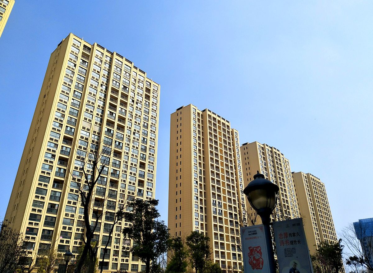 一个房地产项目位于二线城市属高端楼盘现在向给楼盘起名名字以云字为开头输出十个名字名字要特别名字要四个字