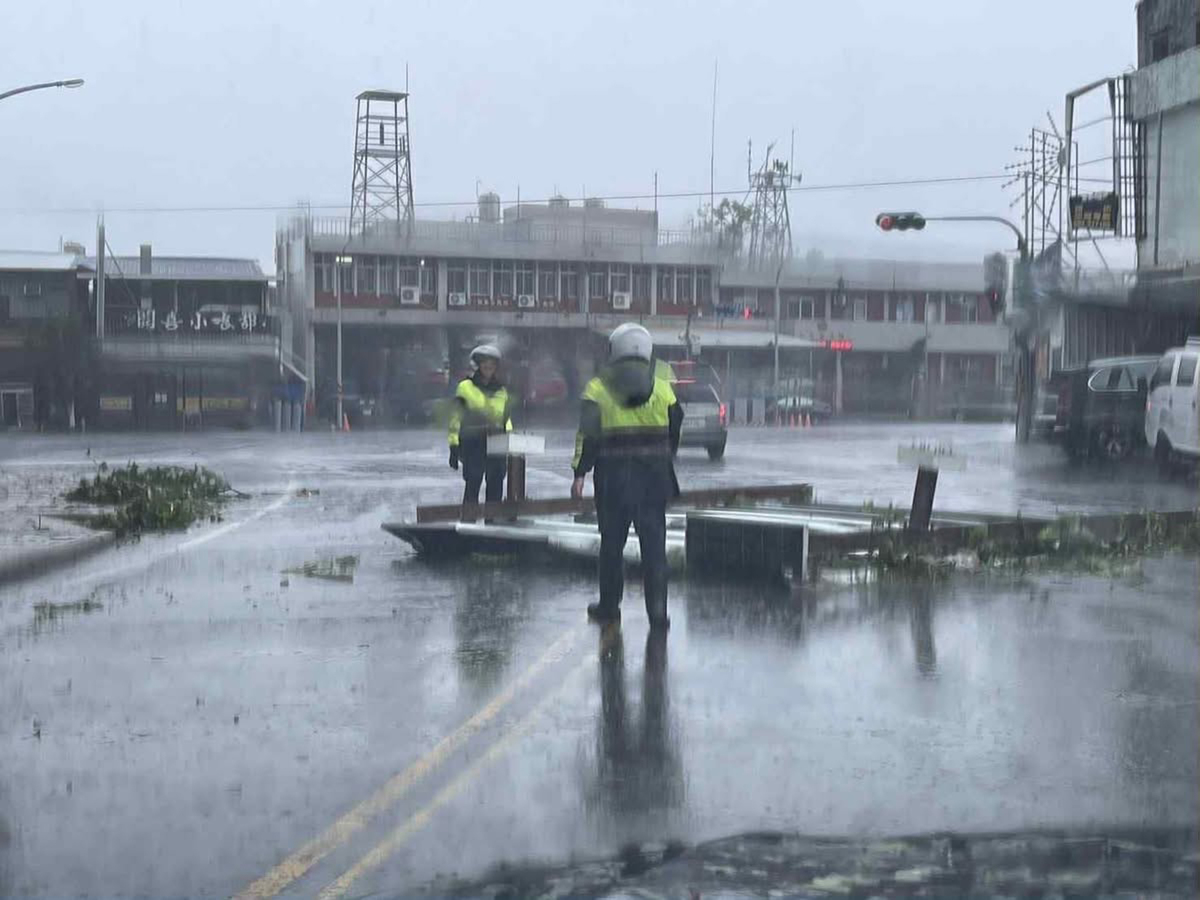 20条回复：台风红色预警！苏拉今日凌晨登陆广东 海葵明日或登陆台湾