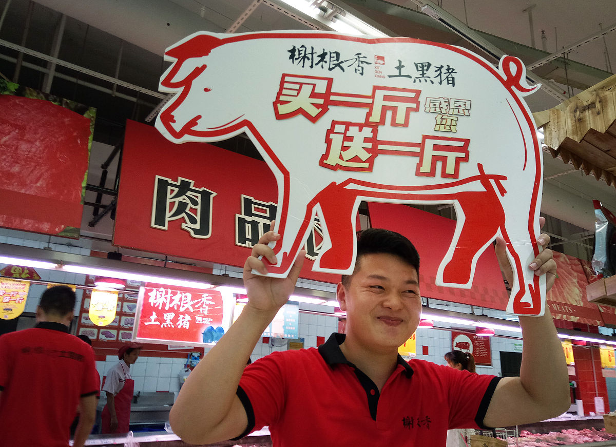 总结成中文：1 IntroductionKFC also known as Kentucky Fried Chicken is a fast-food restaurant chain that specializes in fried chicken It was founded by Colonel Harland Sanders in 1952 in North Corbin Kentuck