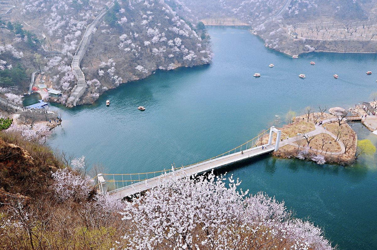 2018年3月31日,登上黄花城水长城,举目远望,漫山遍野的山桃花,将长城