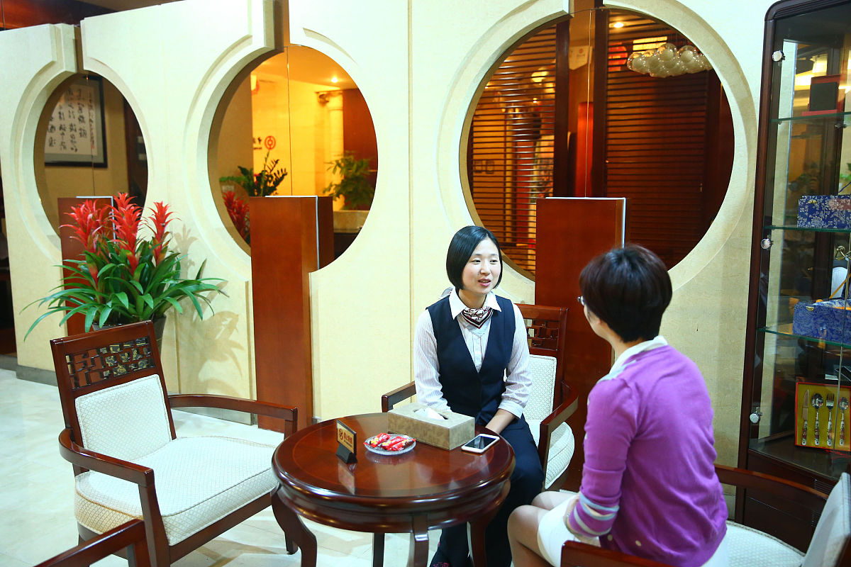 你现在是做酒店行业的以为工作者读《服务精神》第八章这本书基于阅读内容结合工作及个人思考请攥写一个不少于200字的读书心得