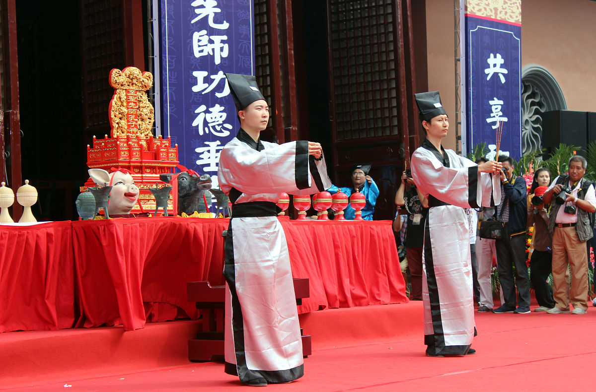 2015年9月28日,江苏苏州,在2015姑苏孔子文化节暨祭孔大典现场,身穿汉