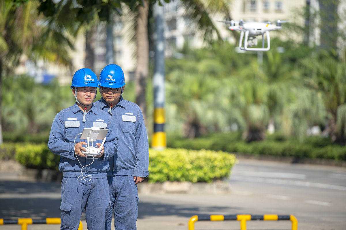 XX街道综合行政执法队开展电力执法检查，确保居民用电安全