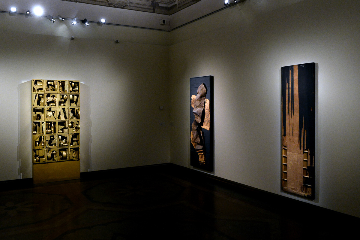 请改写下面的句子The Smithsonian Institution is an independent institution dedicated to increasing and disseminating knowledge It is a huge complex of museums and art galleries with scholars and experts in man