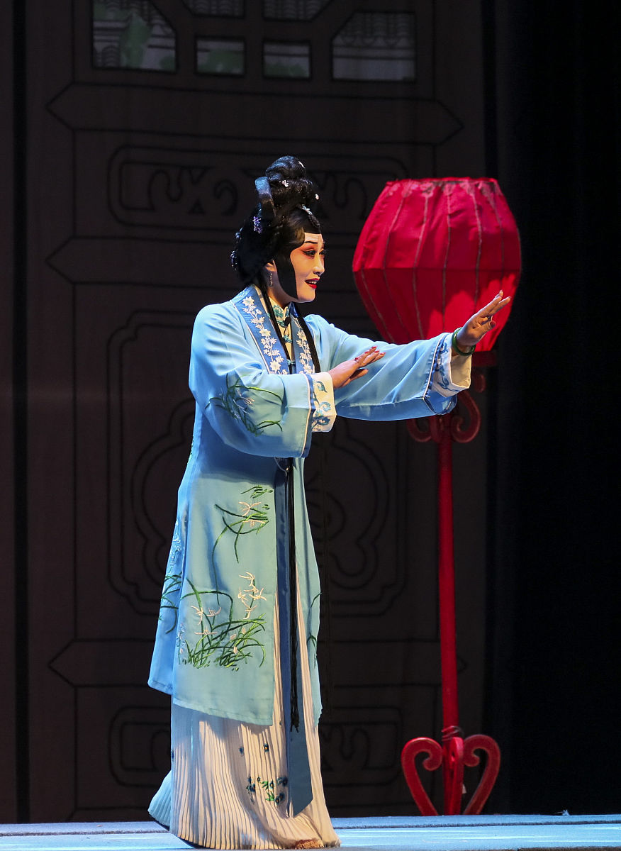 2021年10月30日,江苏淮安,演员在表演淮海戏《节妇吟》.