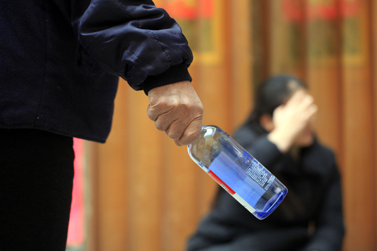 I三四十岁的聋哑男子幸幸苦苦捡的啤酒瓶被其他人抢走他号啕大哭你认为他真的只是在哭他的啤酒被抢走了吗？