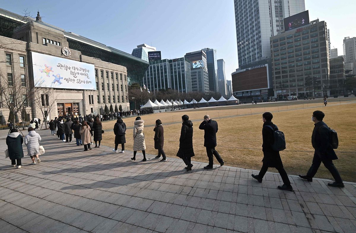 当地时间2022年1月26日,韩国首尔,民众排队进行新冠检测.据韩联社报道