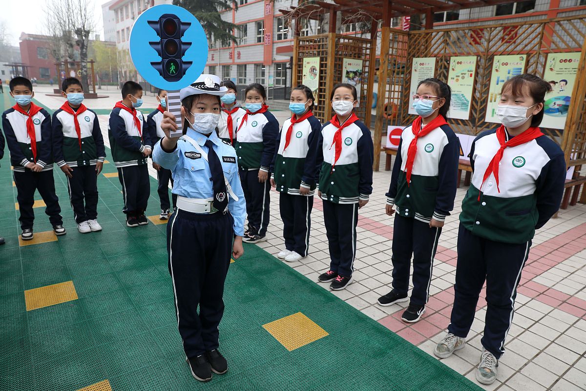 2021年3月26日,在河北省石家庄市东风小学,学生们正在进行安全过马路
