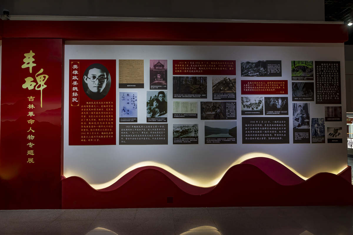 校史馆是学校文化建设的重要源泉肩负着讲述校史故事、传递校史温情见证着学校辉煌的过去和现在的成就提高学生的积极性和凝聚力树立起学生成人成才的正确的人生价值观。本次校史馆参观研学活动培养学生的奋斗之心树立学生文化自信让同学们深刻了解学校历史之美。追忆风华温校史踔厉奋发谱新篇。青春气贯长虹勇铣盖过怯弱进取压倒苟安奋斗这两个字应该写在每一代中国青年的基因里。惟愿我院学子均能踔厉奋发、不负韶华擎薪火、续辉煌