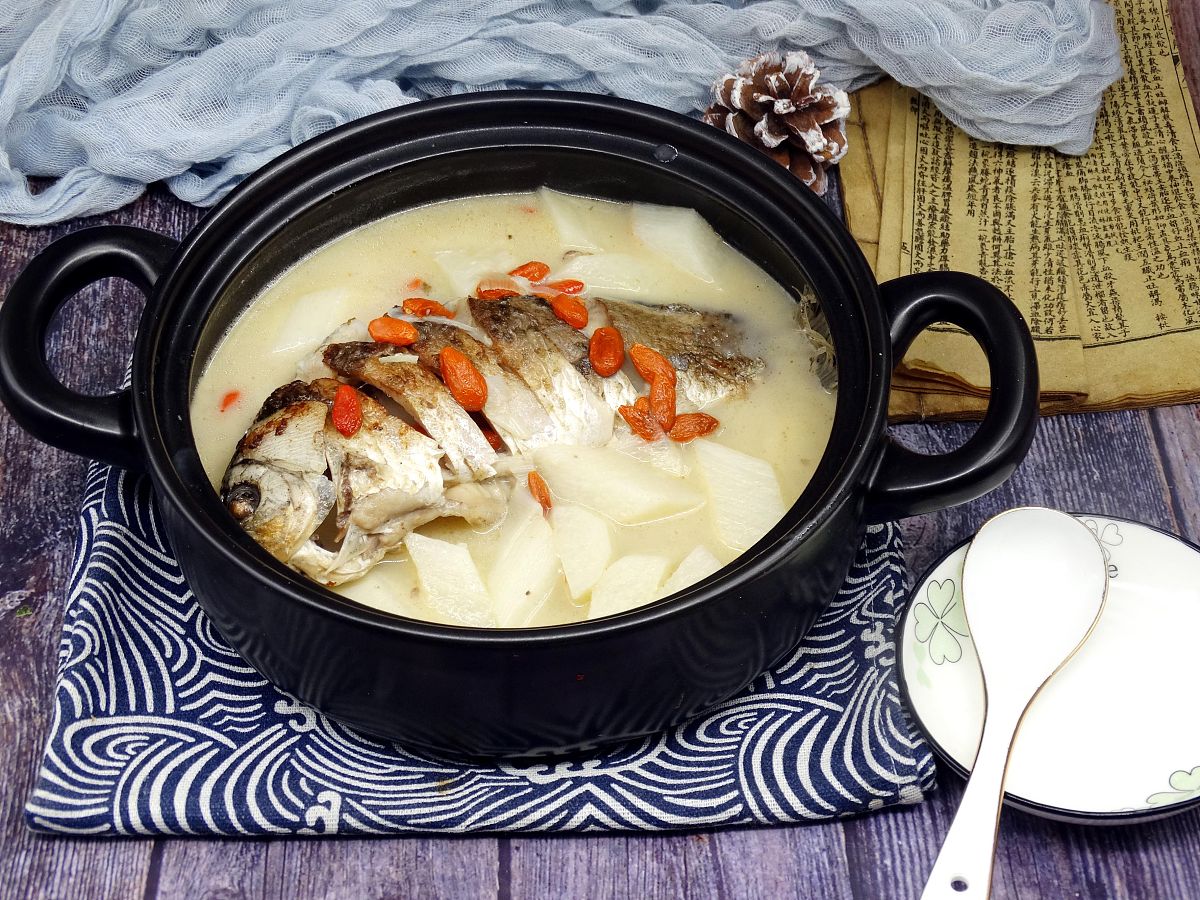 请根据下面的文案写一份相似的模板 描述更有食欲画面感和诱惑力文字数量大致相同夏天孩子总是容易出汗让人十分担忧。为了让孩子健康成长我们必须要给他们提供足够的营养那么这个汤你一定要收好每周一次让孩子摄入大量的蛋白质和维生素。裙带菜是这个汤的灵魂它含有丰富的蛋白质和维生素不喜欢喝牛奶的小孩更是要多吃它。搭配裙带菜做成汤营养美味一周两次孩子多吃好处多喜欢您就收藏做起来吧