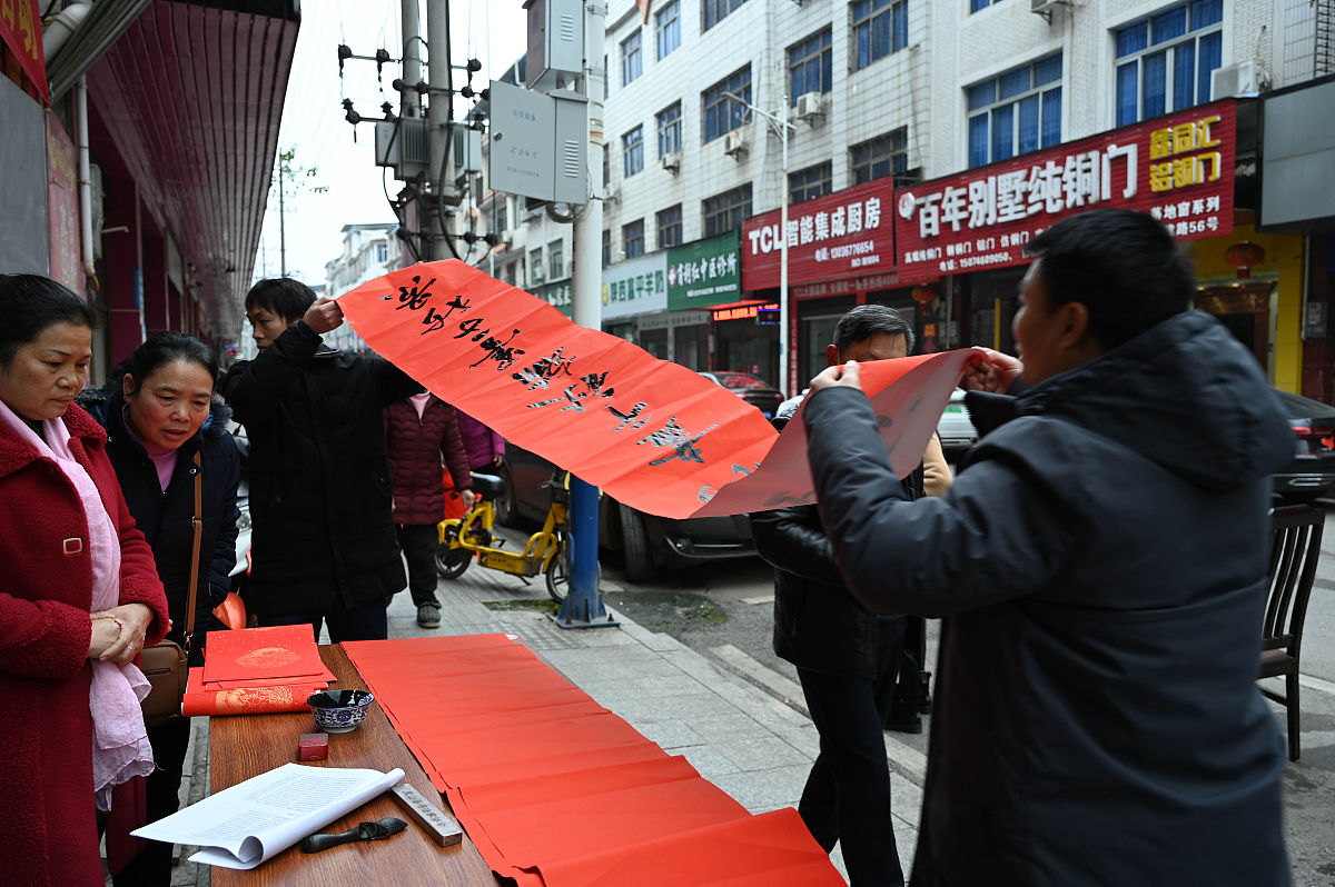 2022年1月14日,湖南省永州市蓝山县塔峰镇舜峰社区,该县书法家协会的