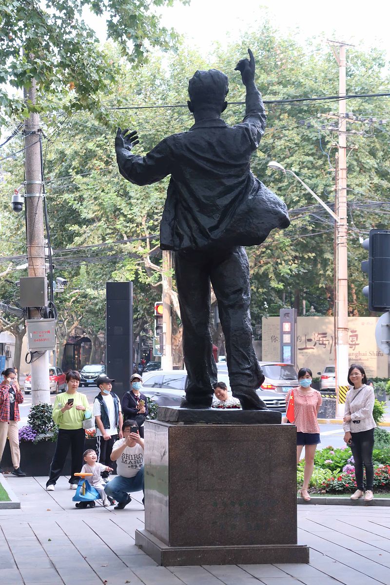 2020年10月1日,上海,市民来到国歌曲作者聂耳的塑像前,缅怀革命先辈.