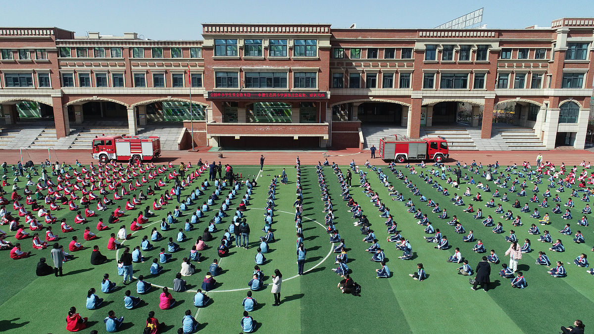 2021年3月30日,在山东自贸区青岛片区中德生态园小学,消防员在给小学