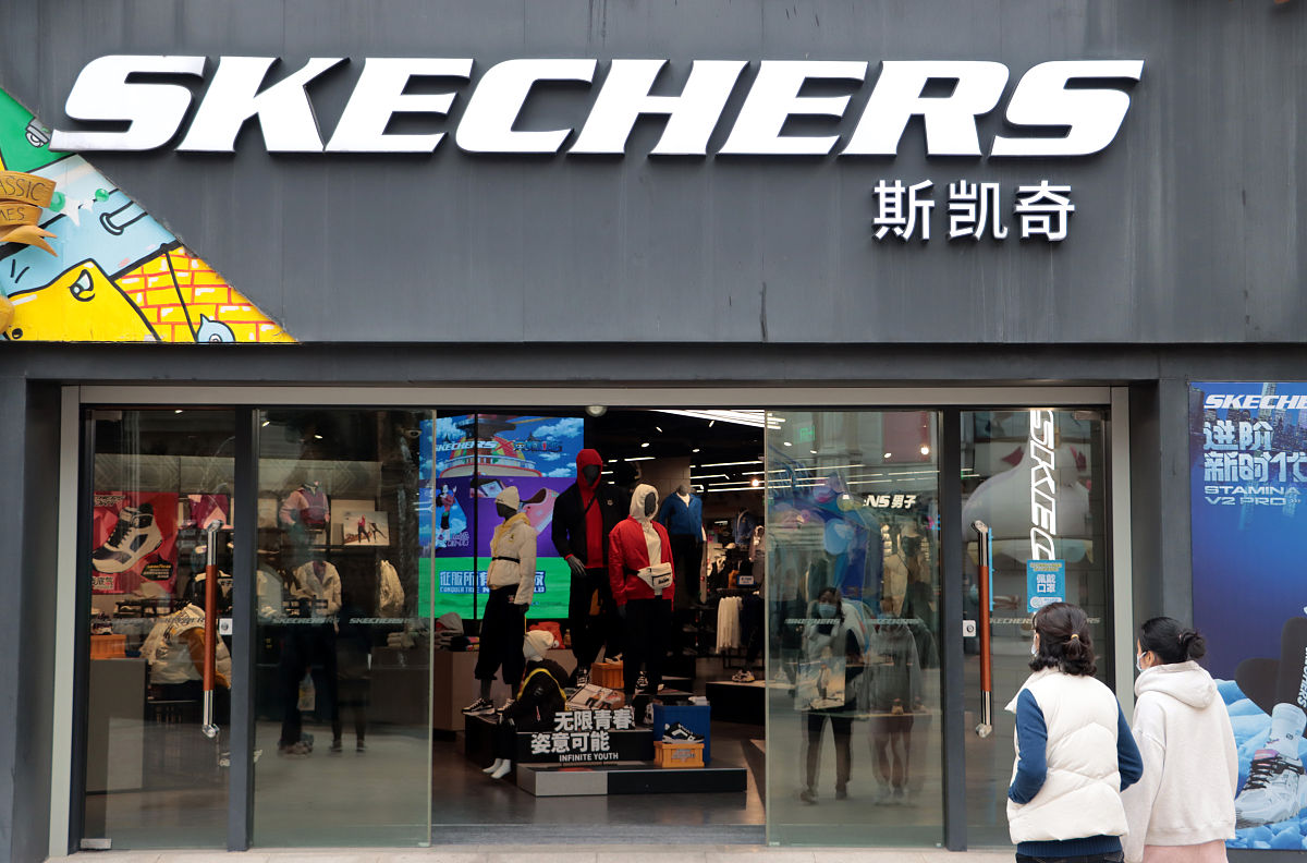 斯凯奇服装品牌：丰富产品、焦点展示区和配饰